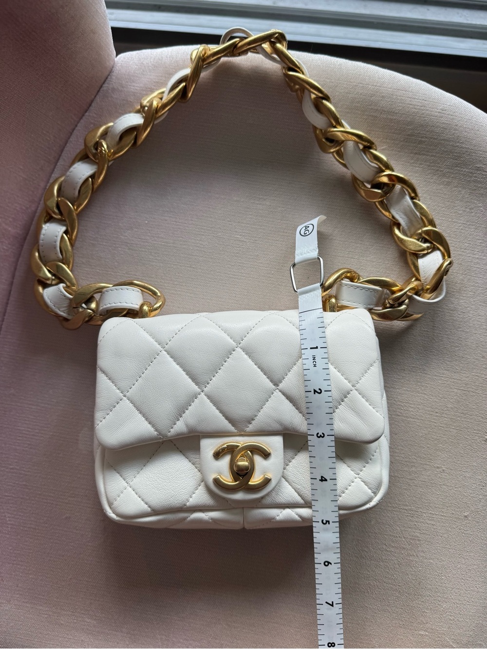 CHANEL White Quilted Leather Shoulder Bag with Gold Hardware - Picture 15 of 16